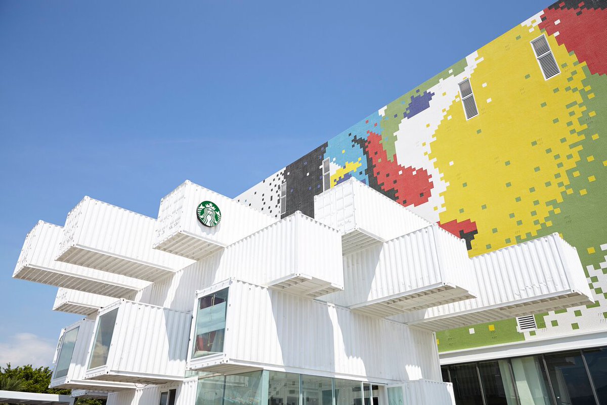 PerfectplacesCz's tweet photo. Jak efektivně snížit dopad na životní prostředí? Společnost @Starbucks vyhledává nová řešení – její projekt #GreenStores využívá pro výstavbu nových poboček recyklované materiály, jakými mohou být například staré nákladní kontejnery: https://t.co/4G5JwsbX2O @EONCzech #greenfuture https://t.co/nfbXdmKX8h