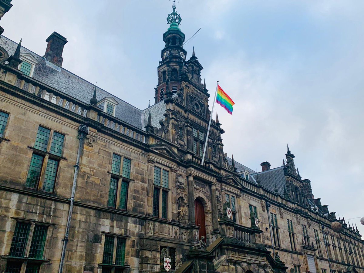 .<a href="/GemeenteLeiden/">Gemeente Leiden</a> hangt de vlag uit! 🏳‍🌈

Mooi dat de oproep van <a href="/SandervanDiepen/">Sander van Diepen</a> wordt gehoord. Wij sluiten niemand uit op basis van seksualiteit, zoals de #NashvilleVerklaring doet. In Leiden kun je zijn wie je bent! 💚