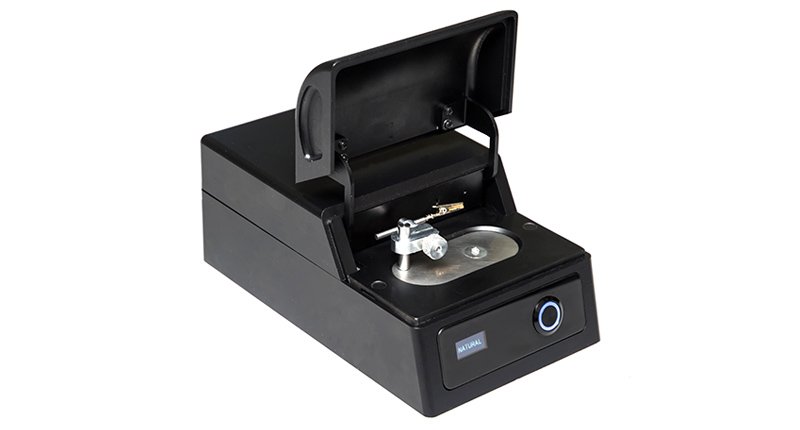 ALROSATech's tweet image. The Alrosa Diamond Inspector, which can identify natural and lab-grown diamonds as well as simulants, was introduced to the market. #ALROSA_Inspector nationaljeweler.com/diamonds-gems/…