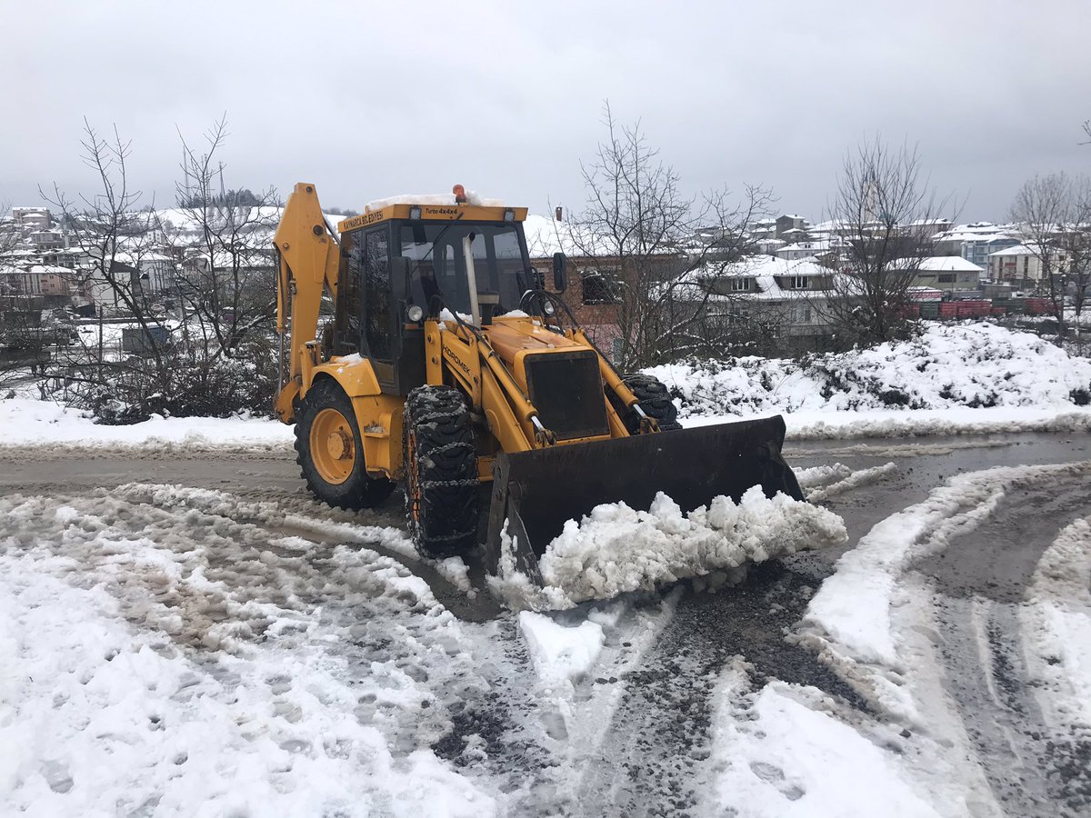 ZeynurOzel's tweet photo. İlçemiz merkezinde ve tüm mahallelerimizde ekiplerimiz kar temizlik çalışmalarını aralıksız sürdürüyor .Tüm grup ve mahalle yollarımız ulaşıma açıktır. https://t.co/a2TBDA4BDo