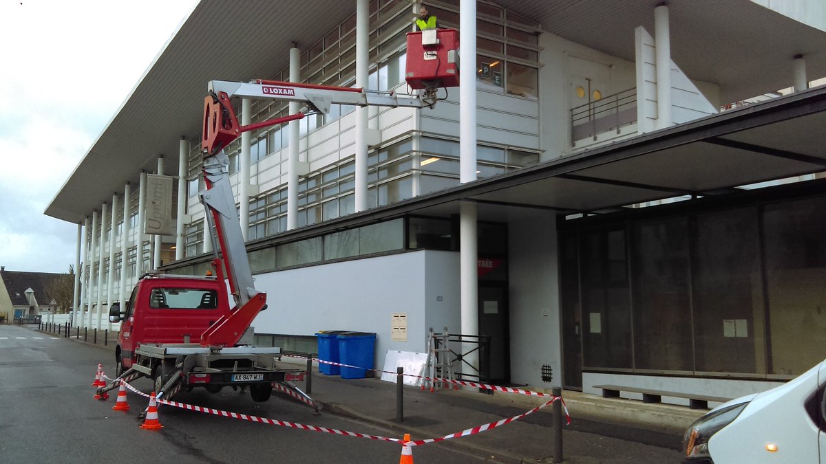 canope_77's tweet photo. Jour "J" pour la pose de la signalétique extérieure et intérieure de l'@canope_77, récemment ré-installé au 335, rue du Bois Guyot 77350 Le-Mée-sur-Seine, et en phase finale de labellisation.
@bcocq @reseau_canope @AcCreteil @sylviabozan @annielemesle https://t.co/VXDKojnxgL