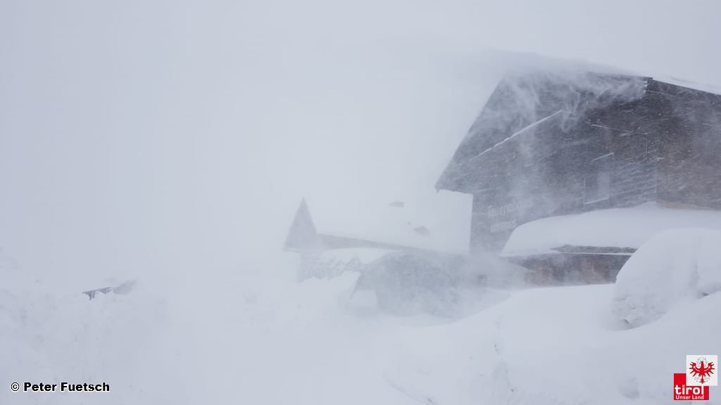 Heute & morgen kommt alles zusammen, was Lawinenabgänge fördert x 50-100 cm Neuschnee -> mehr Gewicht x 80-120 km/h Sturm -> Schnee fällt nicht locker, sondern gepresst x 10° kälter -> Schneekristalle sind spröder und es gibt große Temperaturunterschiede innerhalb der Schneedecke