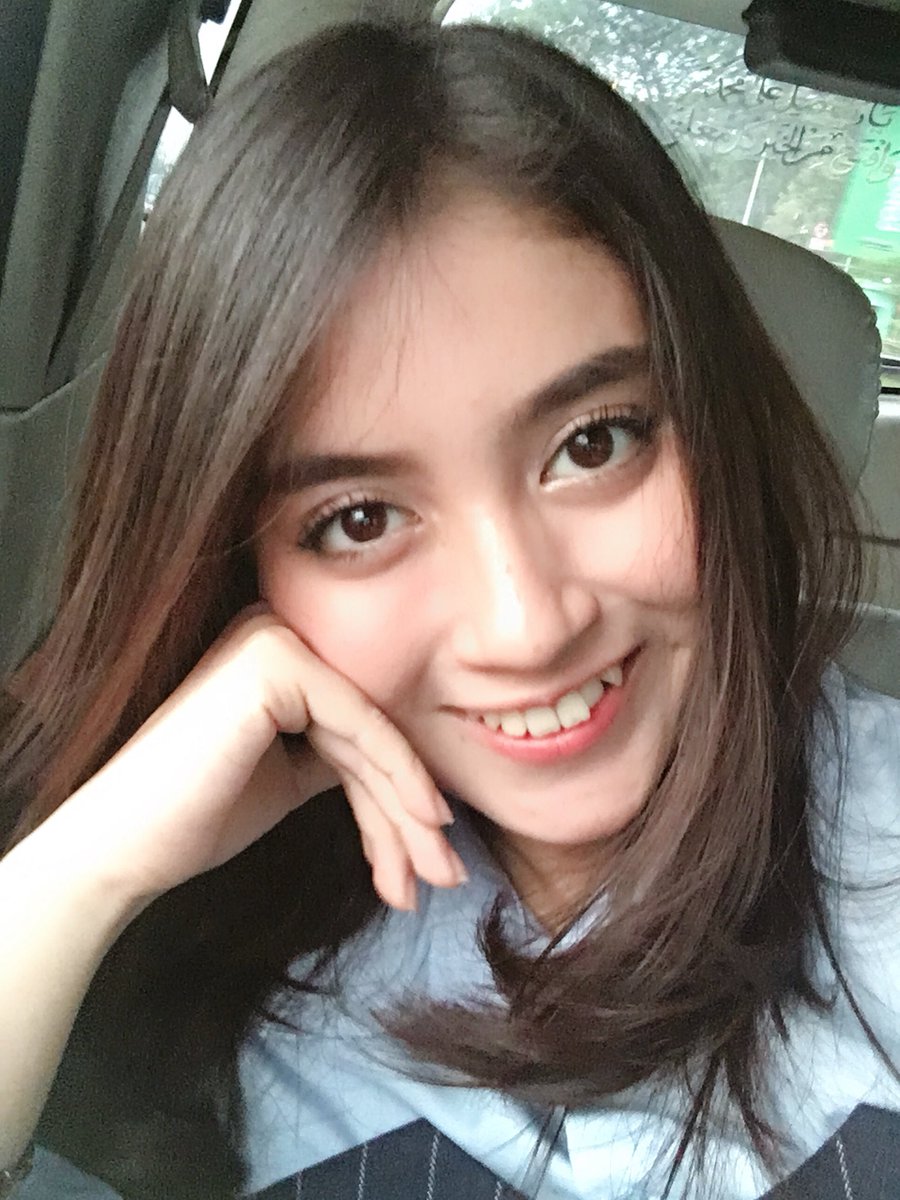 Daritadi selfie di mobil udh senyam senyum biar hasil bagus eh malah angus krn goyang semua fotonya😂