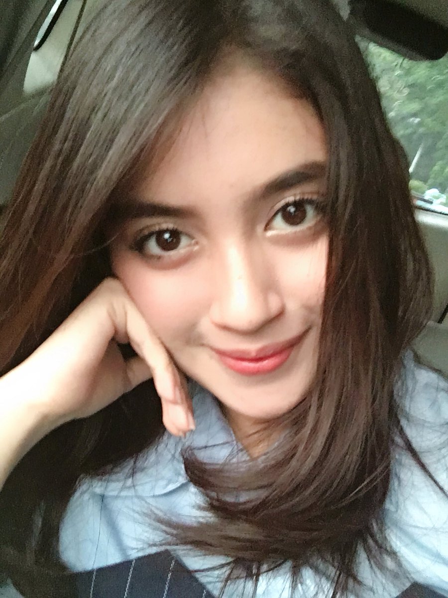 nblh_ayu's tweet photo. Daritadi selfie di mobil udh senyam senyum biar hasil bagus eh malah angus krn goyang semua fotonya😂 https://t.co/wjHv2Am6pf