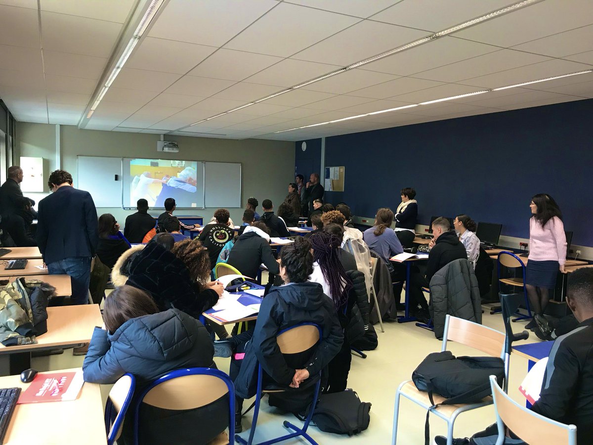 EnactusFrance's tweet photo. Ce matin, « Mon Projet ESS » se lance au @LyceeProny avec Aymeric et Benjamin ! Les lycéens y portent beaucoup d’intérêt... ils nous disent quels sujets les touchent au quotidien. #MonProjetESS #EnactusFrance #ESS #SocialImpact https://t.co/ubo3bDibBR