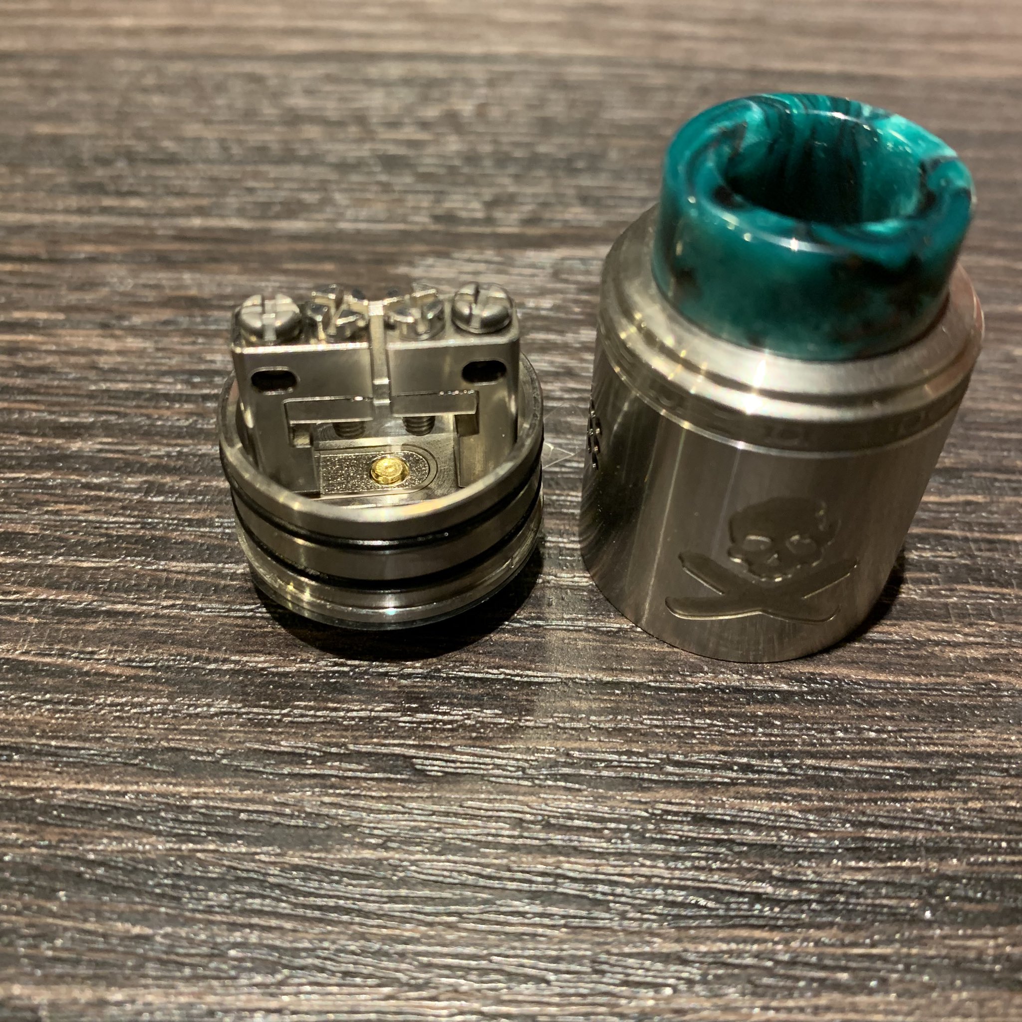 Samuraivapors こんばんは 今日はmodのご紹介です Vandy Vape Bonza Kit かっこいいデザインのチューブが 入荷いたしました アトマイザーも爆煙で味もしっかり 出るのでオススメの商品です 詳しくはこちら T Co 6grtckai1f Twitter