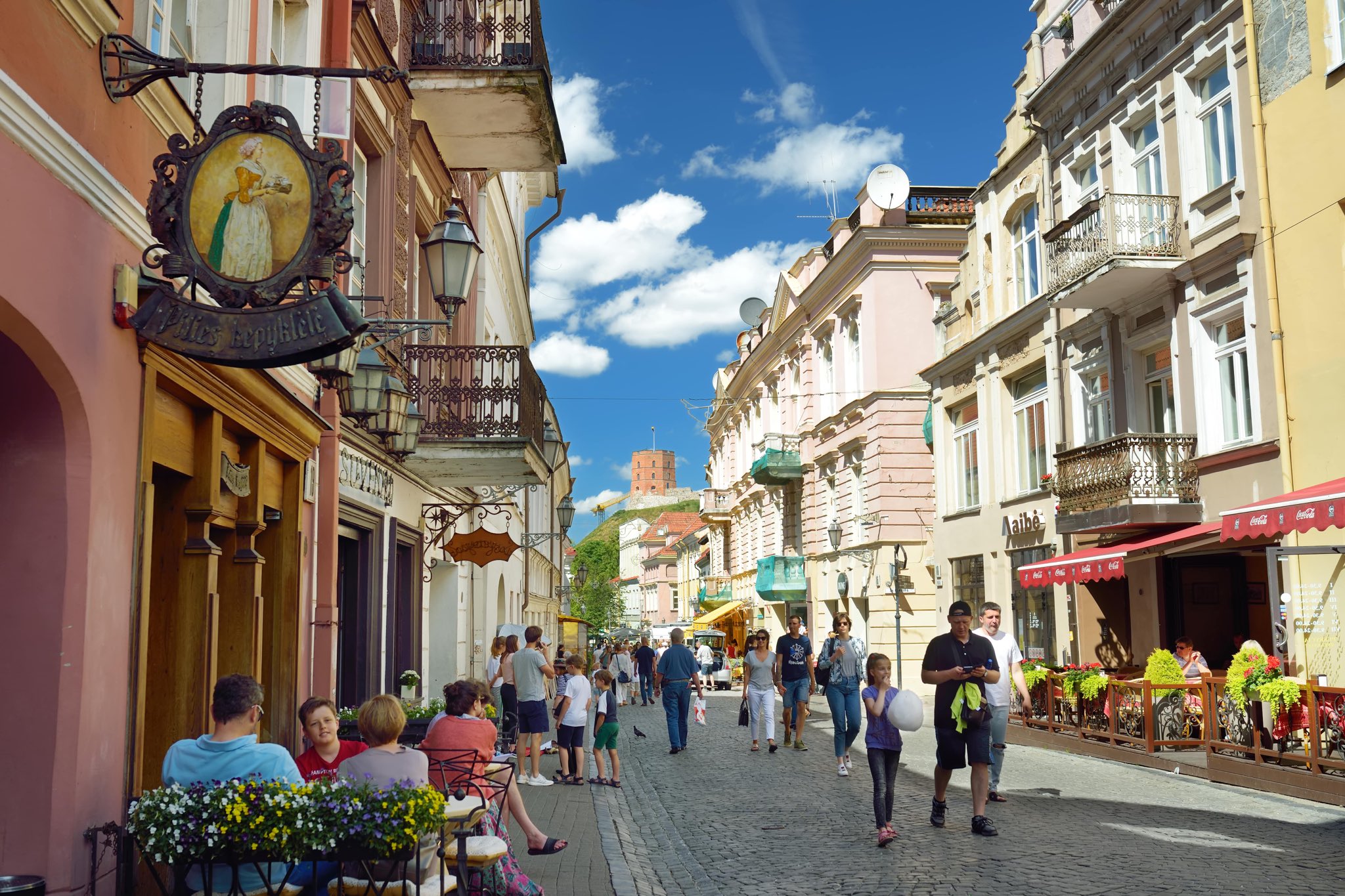 公式 旅らびcom 世界の絶景まとめ ヴィリニュス の風景 リトアニア バルト三国のひとつ リトアニア の首都ヴィリニュス 琥珀色の屋根の街並みが美しい旧市街は世界遺産に登録されています 旅らび Tabirabbi Travel Trip 海外旅行