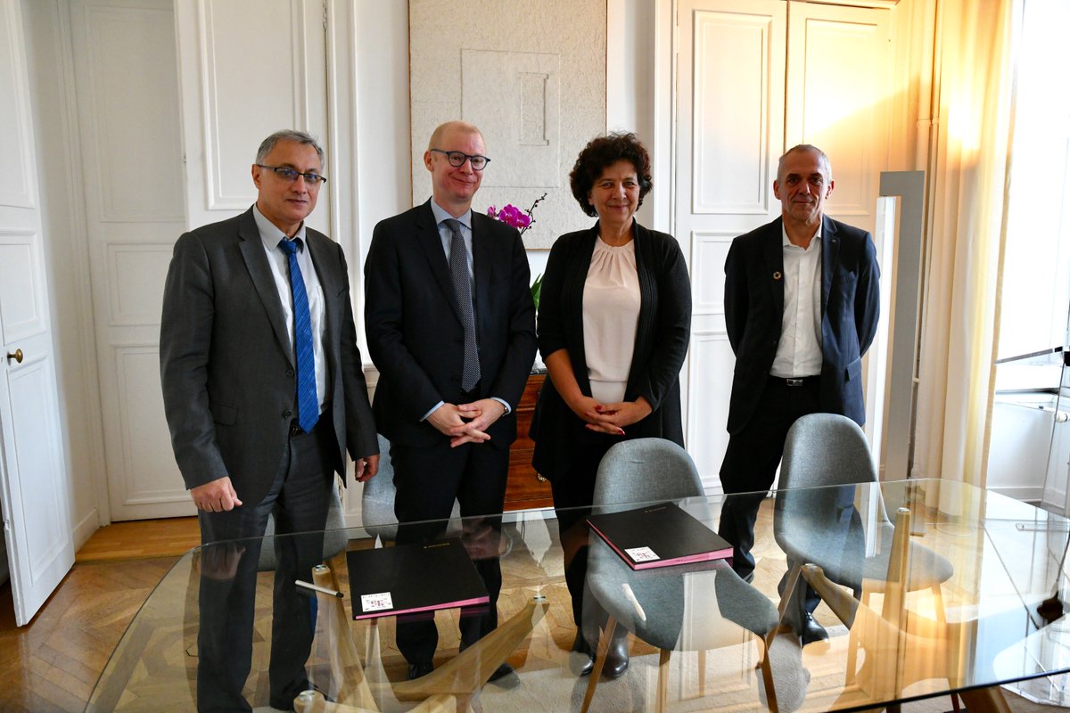 VidalFrederique's tweet photo. Signature du marché d’acquisition de l’un des supercalculateurs les + puissants d’Europe. Installé début 2019 au centre de calcul IDRIS du @CNRS et financé par @Genci_fr, il étendra les modes d’utilisation classiques du calcul à haute performance à de nouveaux usages pour l’#IA. https://t.co/Etu9PtcF9R
