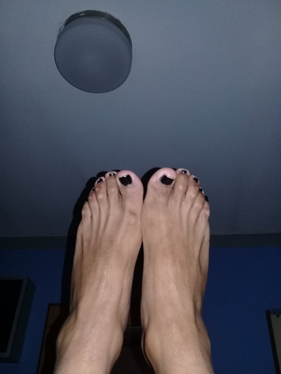 Fabiola53682733's tweet photo. Tengo ermosos pies y mis uñas de negro me en cantan https://t.co/WzjN8ZDbH6