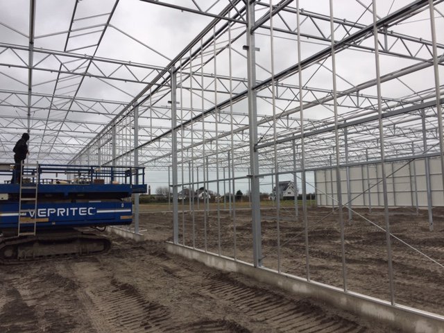 prinsgroup's tweet photo. Aan ons #kasproject in #Noordwijkerhout wordt hard doorgewerkt. De kas staat en inmiddels is ons team gestart met het #beglazen van het dek en het monteren van de #sandwichbeplating.
Meer weten? Kijk op: https://t.co/4e5FVSEAoj   
#TheTotalGrowingSolution #kassenbouw https://t.co/BXQmysWNuT