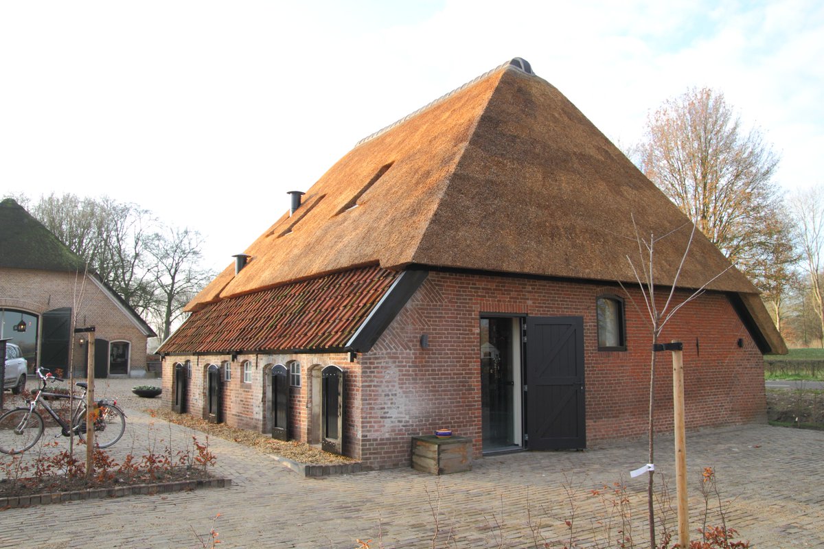 Voor de wintersluiting hebben wij 'Het Kleine Hof' in Bussloo opgeleverd.

Een mooie, sfeervolle ruimte voor feesten en partijen op een prachtige plek.

We willen het gehele team van 'Hof van Bussloo' en 'Het Kleine Hof' heel veel succes wensen!