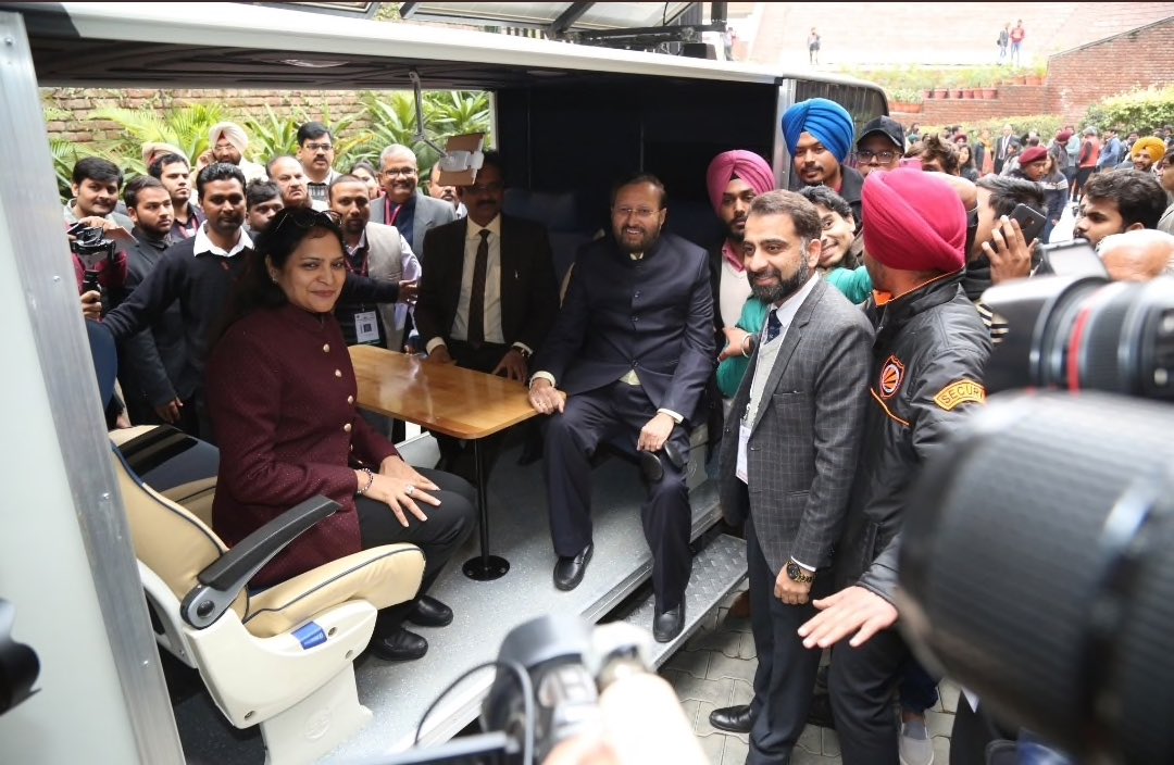 keshav1577's tweet image. Inaugurated a driverless and solar-powered bus, designed by the students of @lpuuniversity 
#ISCatLPU #ThinkBIG

via MyNt