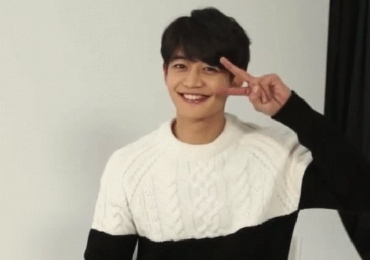 kayceey95's tweet photo. Gosh kamuka ni @luigipacho si minho sa shinee 

Minho is on the right side and @luigipacho is on the left lol they are both handsome and cute hahaha https://t.co/5uE1MZarDz
