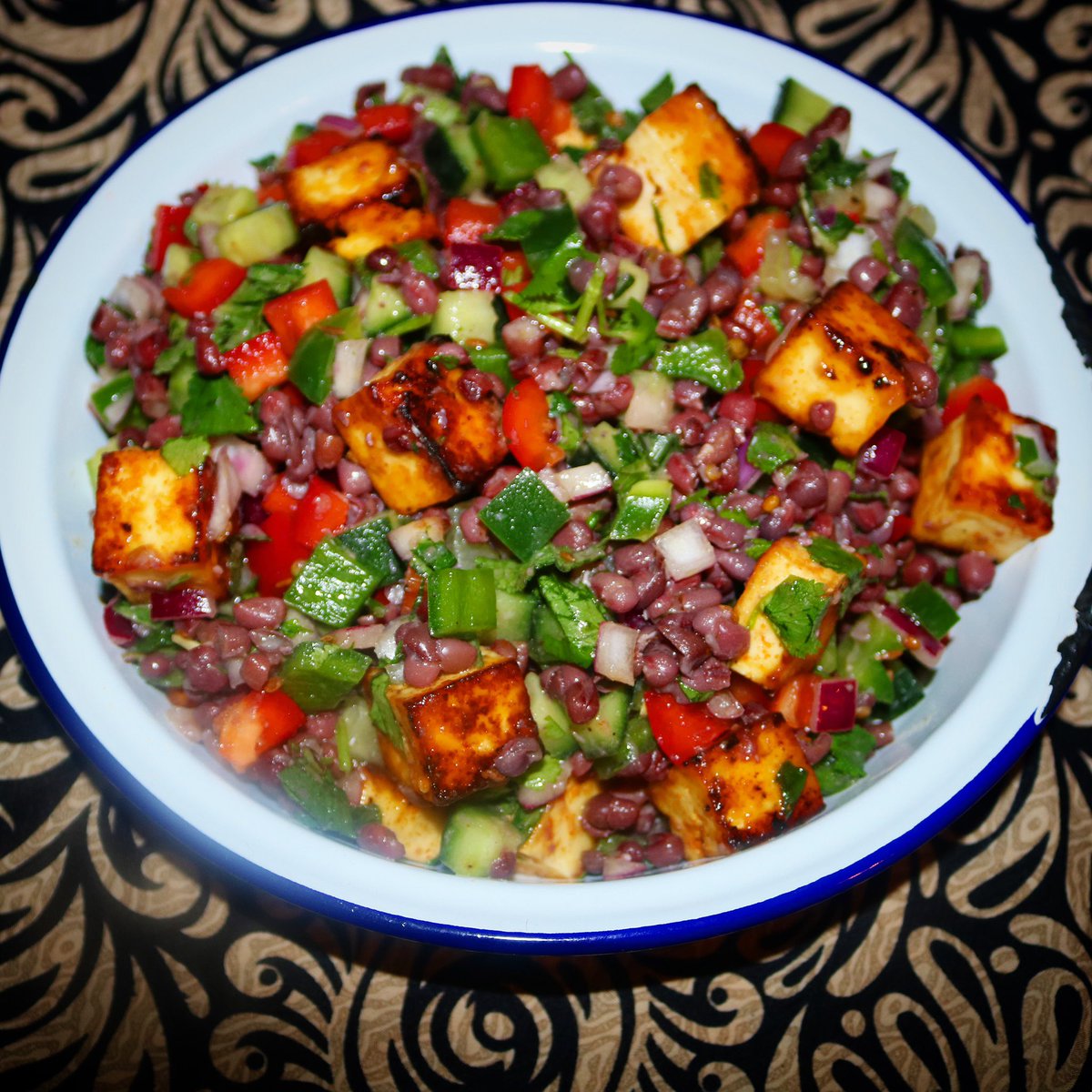 Chef_Nitisha's tweet photo. Veganuary Post No.7
Spiced chori dhal & chilli tofu salad 🥗
The tofu is marinated in oil, chilli powder, salt and pepper and then shallow fried until it’s golden brown.
#dhal #aduki #tofu #beans #salad #vegetarian #vegan #veganuary #indian #food #foodpic #foodie #delicious https://t.co/KR0pJqINhq