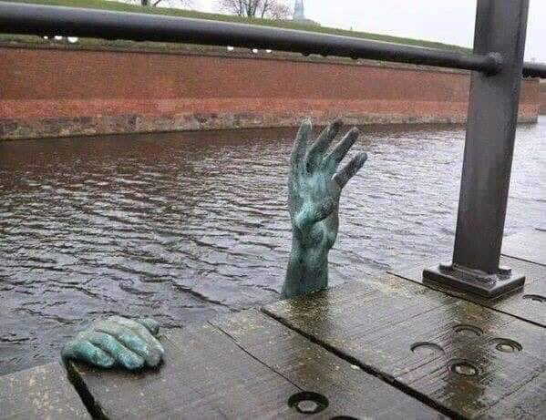 RefugeesWelco10's tweet image. This Statue appeared in Denmark. A Tribute to the #refugees and as a criticism of the silence of #Europe in the face of this human disaster