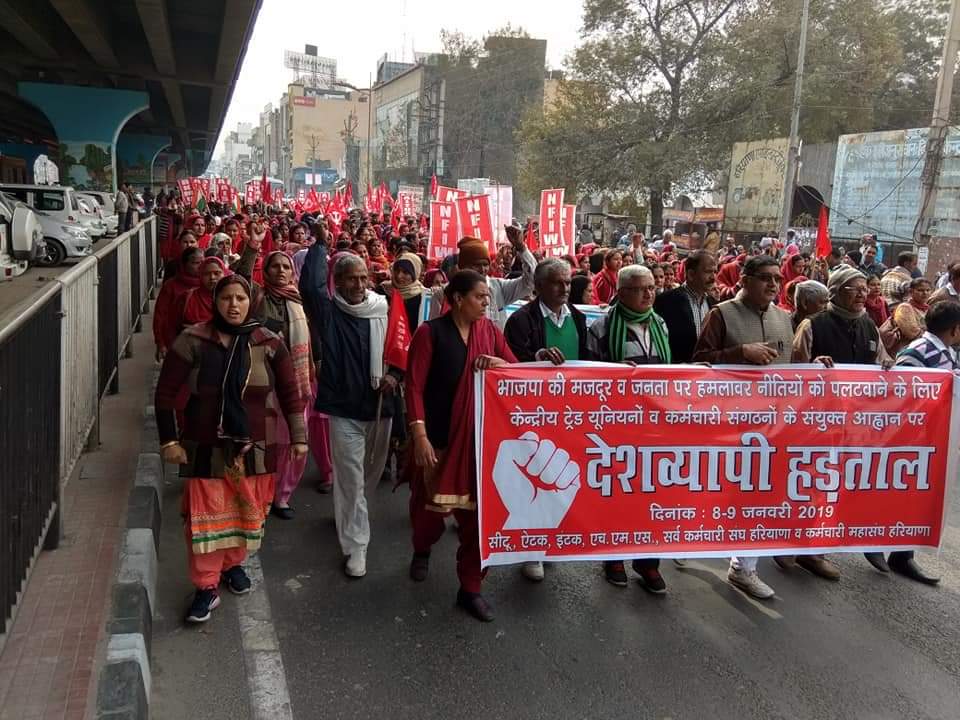 Reflex_volucion's tweet image. Movilizaciones en toda la India en la primera jornada de huelga general de trabajadores. Reclaman que la seguridad social cubra a todos los trabajadores, subida del salario mínimo, mejorar el sistema de pensiones y que se persiga la violación de derechos laborales.