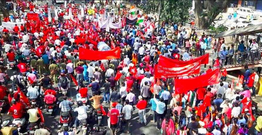 Reflex_volucion's tweet image. Movilizaciones en toda la India en la primera jornada de huelga general de trabajadores. Reclaman que la seguridad social cubra a todos los trabajadores, subida del salario mínimo, mejorar el sistema de pensiones y que se persiga la violación de derechos laborales.