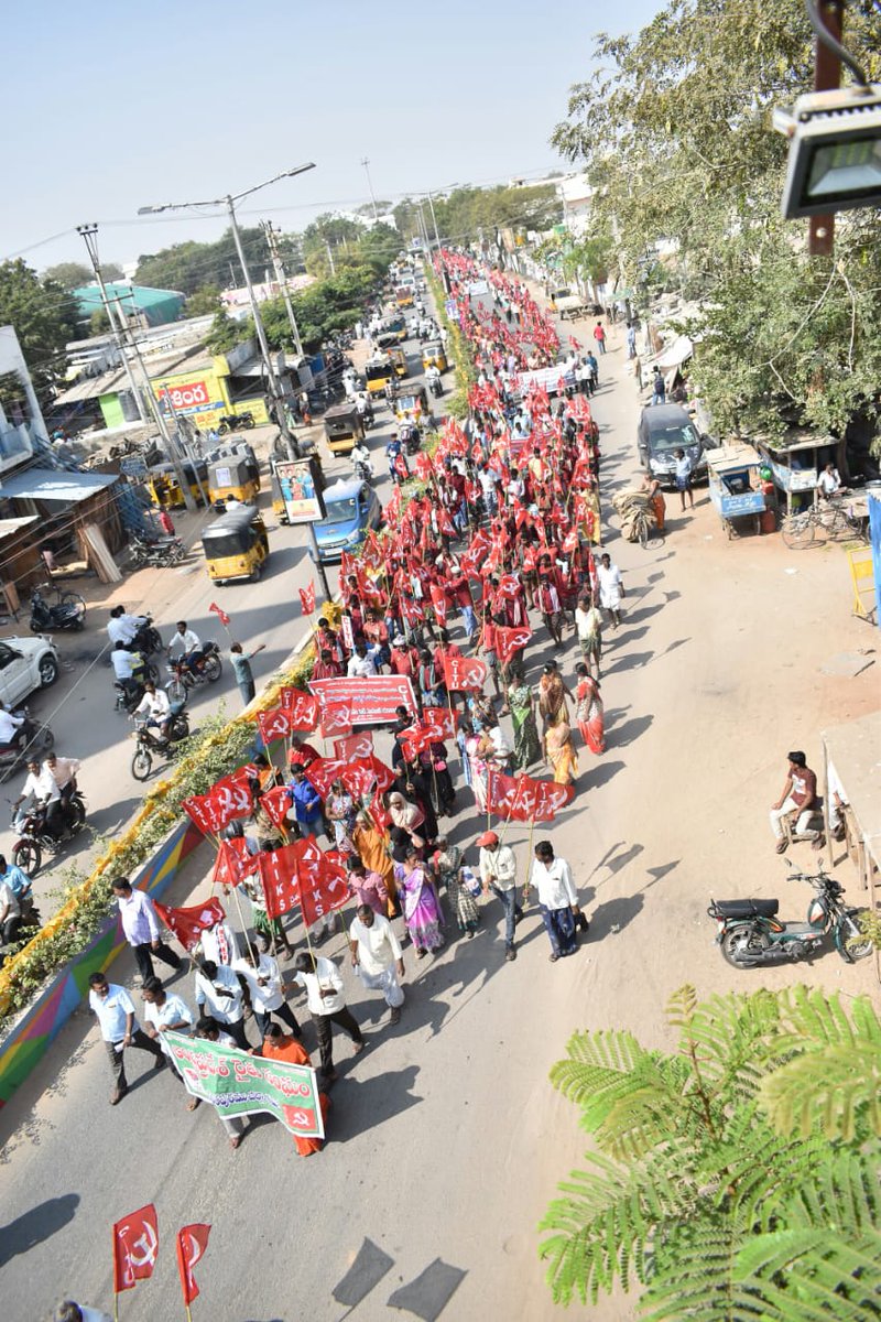 Reflex_volucion's tweet image. Movilizaciones en toda la India en la primera jornada de huelga general de trabajadores. Reclaman que la seguridad social cubra a todos los trabajadores, subida del salario mínimo, mejorar el sistema de pensiones y que se persiga la violación de derechos laborales.