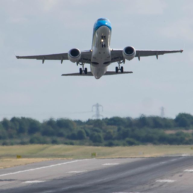 nationalexpress's tweet photo. Did you know that our coaches can take you to & from all of the UK's major airports? ✈️
Say goodbye to airport parking and hello to a more relaxed journey. The rest of the world is just a trip away! #WorldTravelWeek
📸 bhx_spotting on IG https://t.co/ziSbdVRb0R