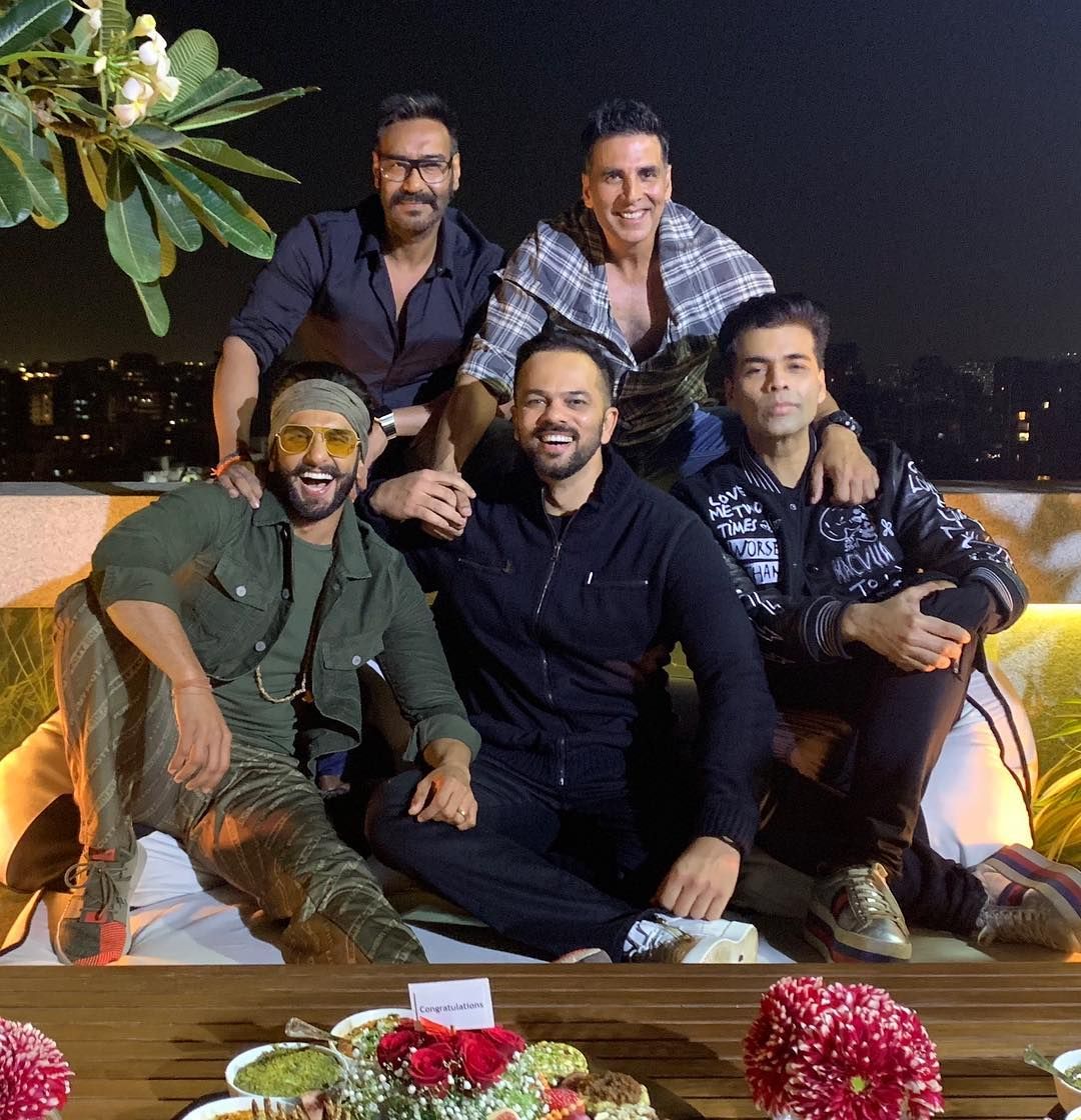 VeblrOfficial's tweet photo. It’s celebration time! 📸🥳🎂🍾🕺
@RanveerOfficial @deepikapadukone #SaraAliKhan #RohitShetty & more Lit Up the #SimmbaSuccessParty.
View More 👉: https://t.co/VFqBIhu8hy https://t.co/0mIuK3UiVr