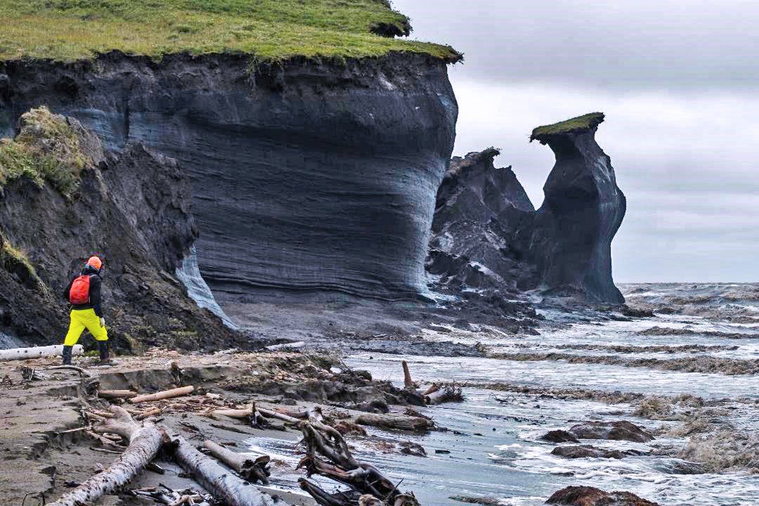 RNCan's tweet photo. Le chercheur de #RNCan Dustin Whalen et son équipe sont allés à l’île Pelly (#TNO) pour observer les impacts des #changementsclimatiques sur les #côtes vulnérables. Cette île est l’endroit au 🇨🇦 où la côte s’érode le plus rapidement https://t.co/4m6ElwlJDM #sciencesimplement https://t.co/LgP0MoOrqg