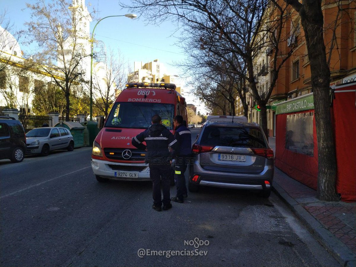 EmergenciasSev's tweet image. #Bomberos accede a una vivienda para auxiliar a una mujer (87) en parada cardiorrespiratoria, inconsciente y con las constantes muy débiles.
Fallece tras 40 min de maniobras RCP con sanitarios de #Bomberos con #DCCU de @saludand
DEP
C/ Padre García Tejero #Sevilla
Con @policia