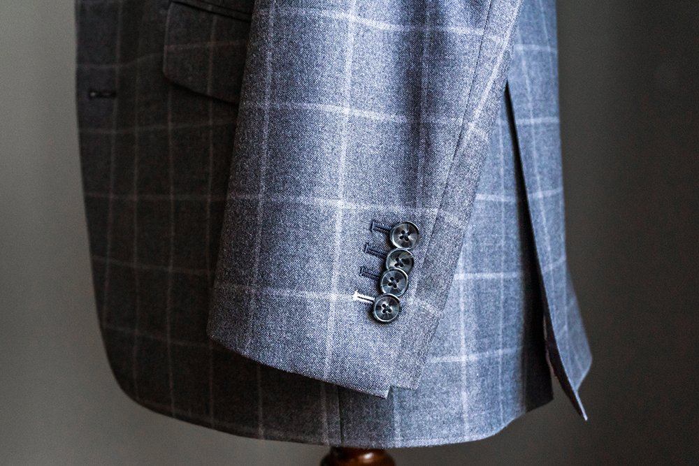 Finespunman's tweet photo. This fabric by Drago is a year-round weight but has a fuzzy appearance, giving it a winter-y look. Notice how the grey tones shift depending on light and shadow.
Finespun #madetomeasure. #style #sportcoat https://t.co/uSD4BoA753