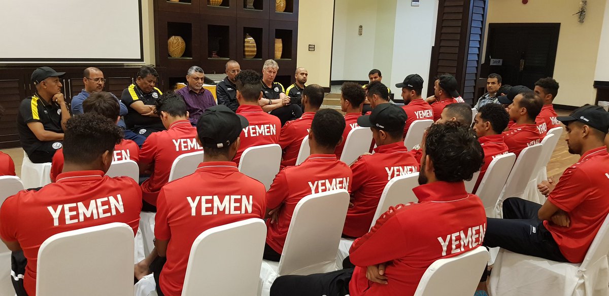 تشکیل جلسه بازیکنان یمن پس از شکست سنگین مقابل ایران(عکس)