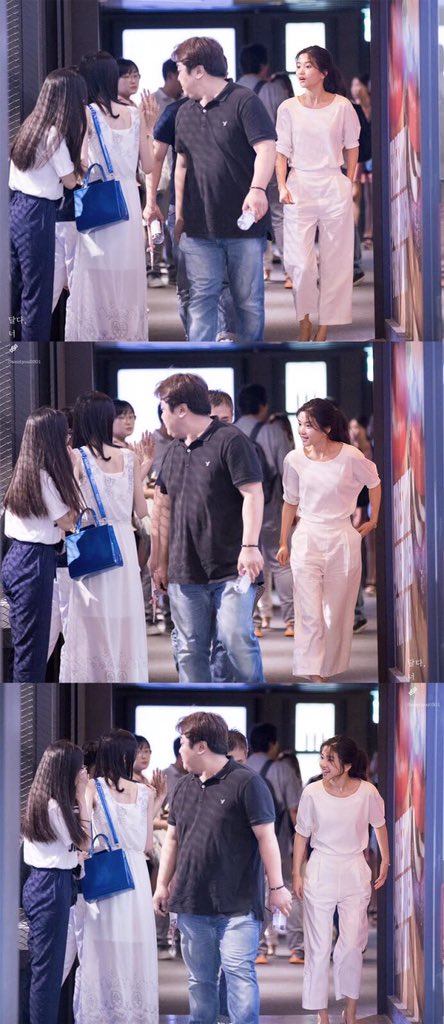 ㅋㅋㅋㅋㅋ 혼자 이동하면서 주머니에 손 넣다가 팬 보자마자 바로 빼고 웃으면서 인사한 배우 사진을 잘라다 인성논란에 써먹네 ㅋㅋㅋㅋㅋㅋ 남배우들은 허구한날 무게잡고 주머니에 손 넣고 팬들 보면서 대강 인사하면서 지나가도 논란 한 번 없던데요 놀라운 건 저런 영상 한두개 아님