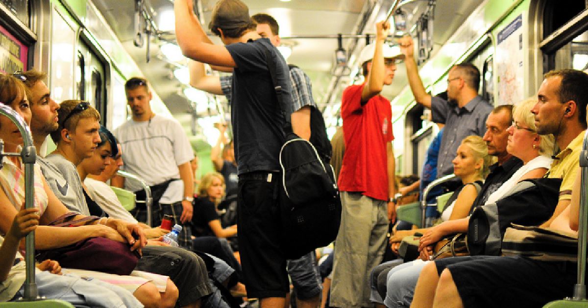 Ситуация в общественном транспорте. Транспорт. Люди в транспорте. Разговор в общественном транспорте. Рюкзак в общественном транспорте.