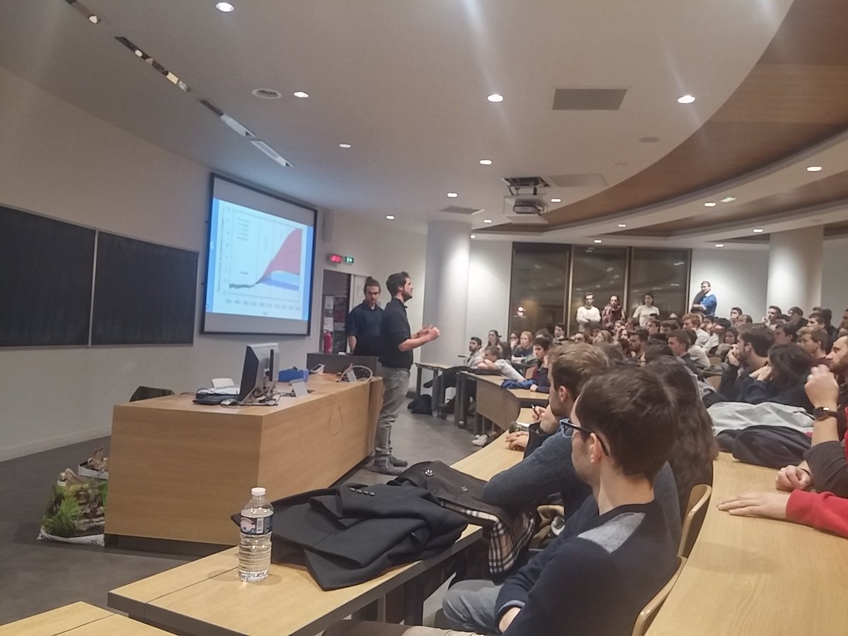 Conference p2e  <a href="/Ense3/">Grenoble INP - Ense3</a> Julien Ferry et Leo Tesnier, 2 étudiants de l'ecole passionnent un amphi en expliquant l'energie et le lien avec le climat.