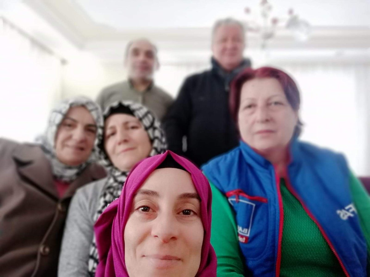 Bu gün Sahada çalışmalarımız devam etti  Reisimizin tabiri ile 24 tane binada toplam 260 konutta sıkmadığımız el bırakmadık ziyaretlerimizde Büyük şehir Belediye Başkan adayımız Sn Binali YILDIRIM beyin ve Çekmeköy belediye başkanımız Ahmet POYRAZ beyin selamlarını ilettik