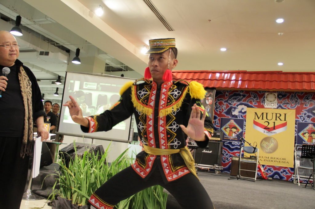 Wkkkkk... 
Mosok golek ning mesine Mbah google sing metu wajah culunku... Jiannn... Mbah google kejam (blm ada 360 sih)
➖➖➖
Red_
Pemuda Pelaku dan Pelestari Seni Bagelen yang Berkesinambungan muri.org/pemuda-pelaku-… via <a href="/muri_org/">Rekor MURI</a>