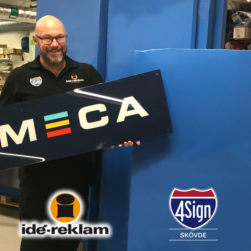 4Sign_Skovde's tweet photo. Daniel skickar iväg dagens skyltleverans till Meca.
#skyltar #idereklam #4sign #meca https://t.co/VgGxTpn4i4