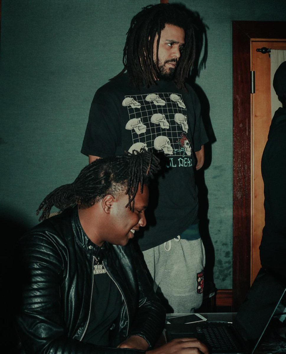 RapDirect_'s tweet image. J. Cole &amp;amp; Tay Keith in the studio 👀