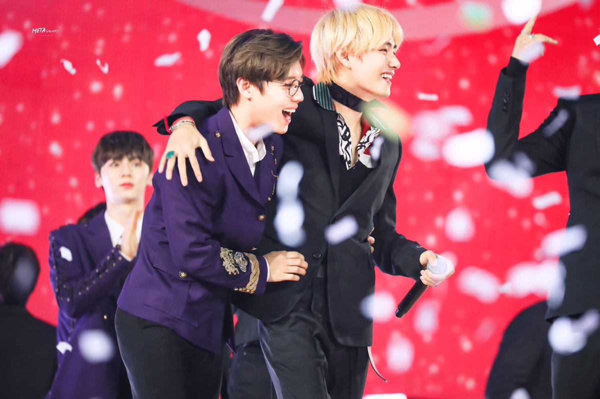 METAGALAXY_V's tweet photo. [HQ] 190106 골든디스크

우리 태태 친구를 만나네 🤗
 
#뷔 #김태형 #V #태형 #태태 #KimTaehyung
#방탄소년단 #BTS⁠
 @BTS_twt https://t.co/ox2aVbRvdT