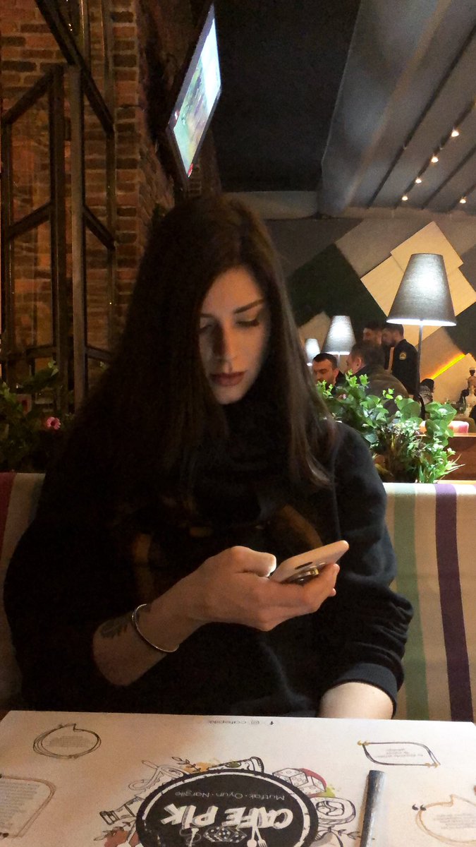 Twitter mesajlarini okuyorum. 🙄#batgirl