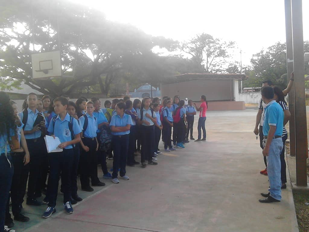 Vtiby1's tweet photo. En la UEN Wenceslao Casado Foncesa actividad cívica y PTMS . San Sebastian #FelizRegresoAClases @NicolasMaduro @aristobulopsuv @RMarcoTorres @leoalvacabrera @ZE_Aragua @CRIFPMA @solyosmig https://t.co/fGNotcKWKO