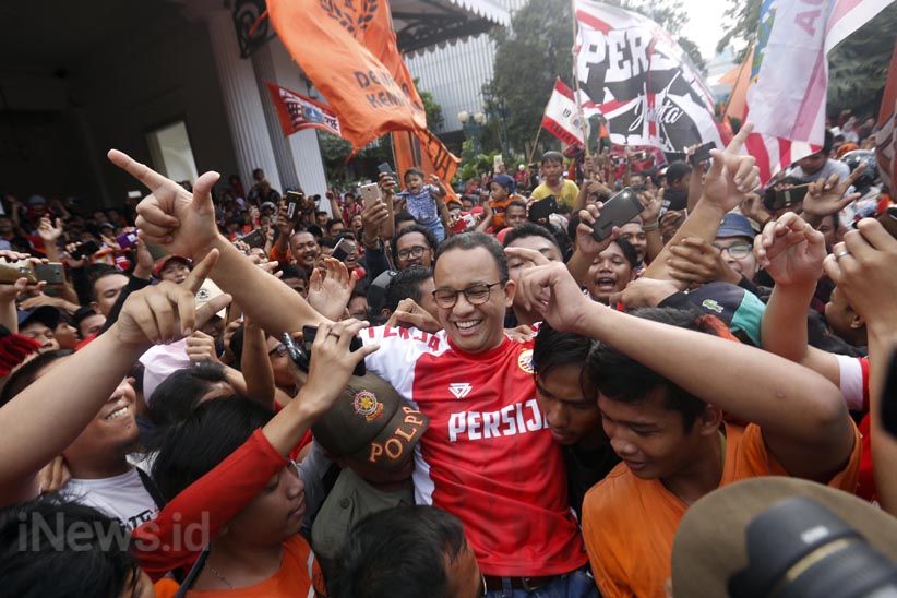 Jujur ya jujur!!!

foto siapa yg nurutmu paling bagus posenya?? 

lets vote rt and like sampe tangan keram😁😁leave your comment below and be polite!!

a. Ridwan Kamil       (like)
b. Anis Baswedan (retweet)