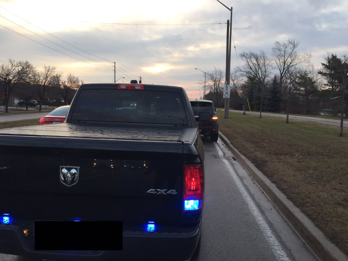 CstTaraso9345's tweet photo. #DistractedDriver with a toddler on board in heavy rush hour traffic. Also has expired registration tags. #PhoneInOneHandTwoTicketsInTheOther https://t.co/neWaTmEKrN