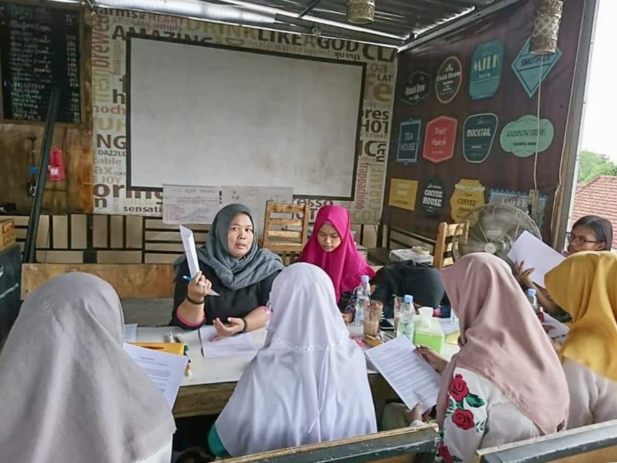gnwp_gnwp's tweet photo. We’re starting off 2019 full force! Our #YWPL/#GA4P in Lamongan, Indonesia 🇮🇩 conducted a refresher course on women’s rights and #UNSCR 1325, 1820 (#WPS) & 2250 (#YPS)!
Wishing you a fruitful & productive 2019! 🤝 https://t.co/IjPM2qrKao