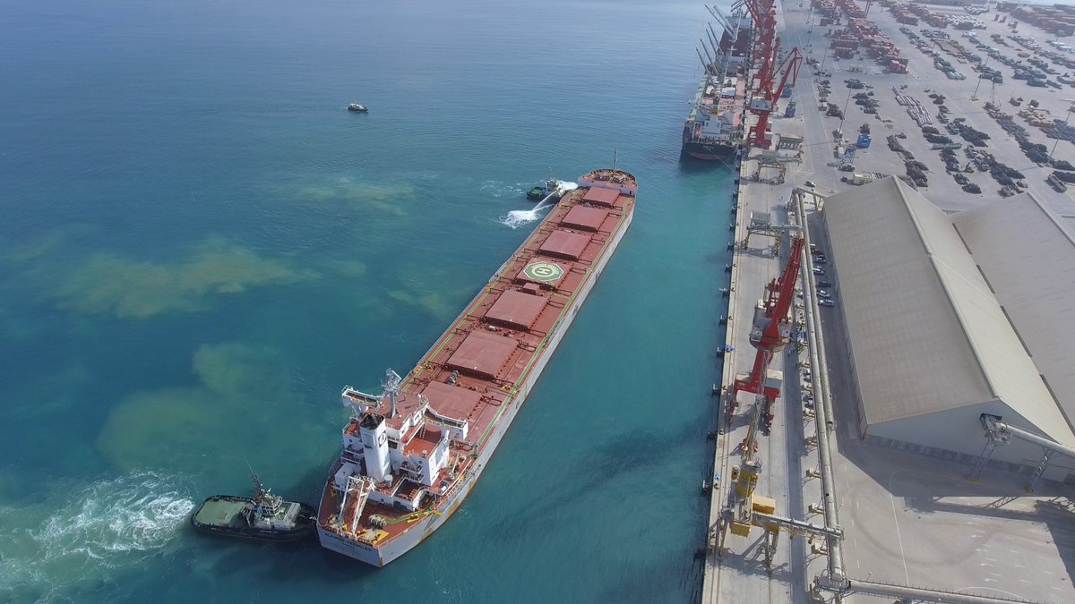 DoralehS's tweet photo. C'est une première dans l'histoire de Djibouti! DMP a acceuillie le plus gros navire vraquier, un panamax de derniere générationd'une capacité de 100000 tonnes.  
@DoralehS @dpfza #djibouti @habonabdourahm2 https://t.co/BbZk1Pi2Ot