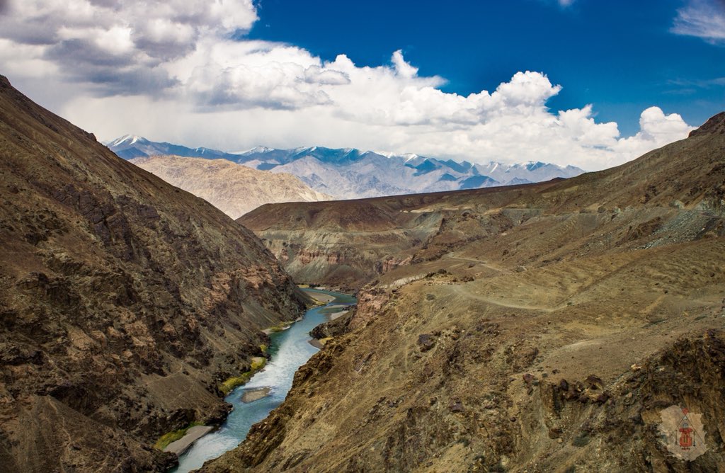 trekmunk's tweet photo. “Without new experiences, something inside of us sleeps. The sleeper must awaken.” – Frank Herbert

#trekmunk #travel #himalayas #compass #insanetraveller #mountains #trekking #hikingadventures #snow #river #wanderlust #cloudysky https://t.co/xYTMleVeWE