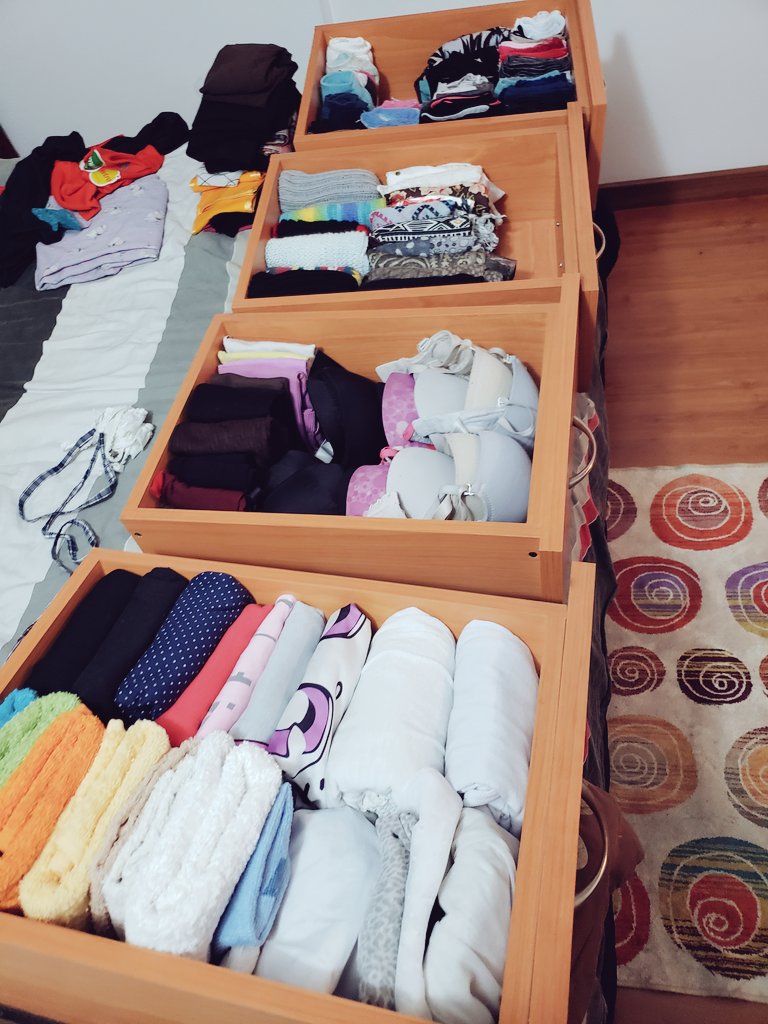 lroko1's tweet photo. It's pretty impressive how much space does this method gives you #TidyingUpwithMarieKondo love it!!! Any idea to organize for example the office? Or the kitchen? https://t.co/1rFIF62STH
