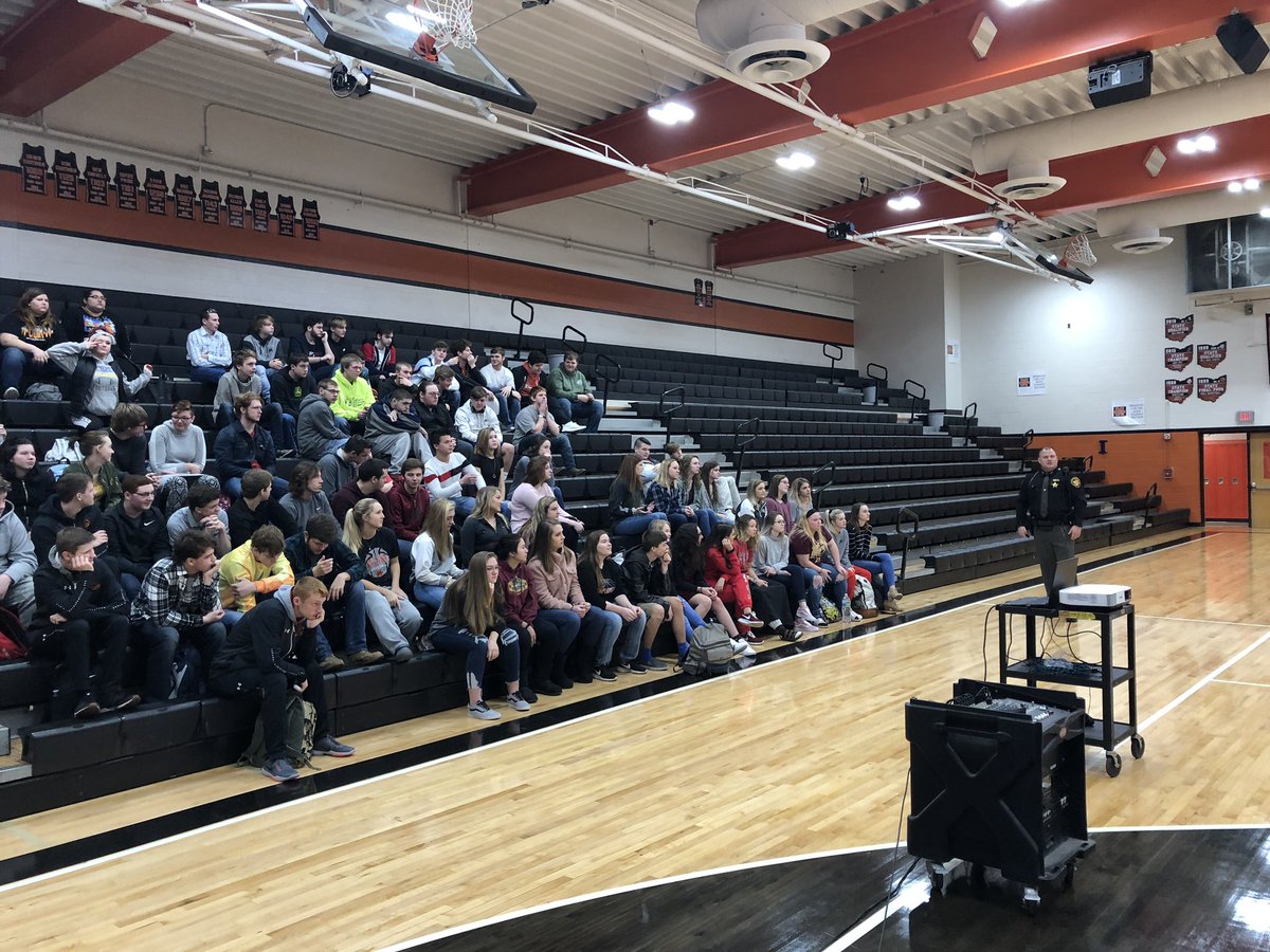 NUHS_Principal's tweet photo. SRO Dyer talking to NUHS students about the dangers of Vaping and Juuling. https://t.co/CooKOYmoED