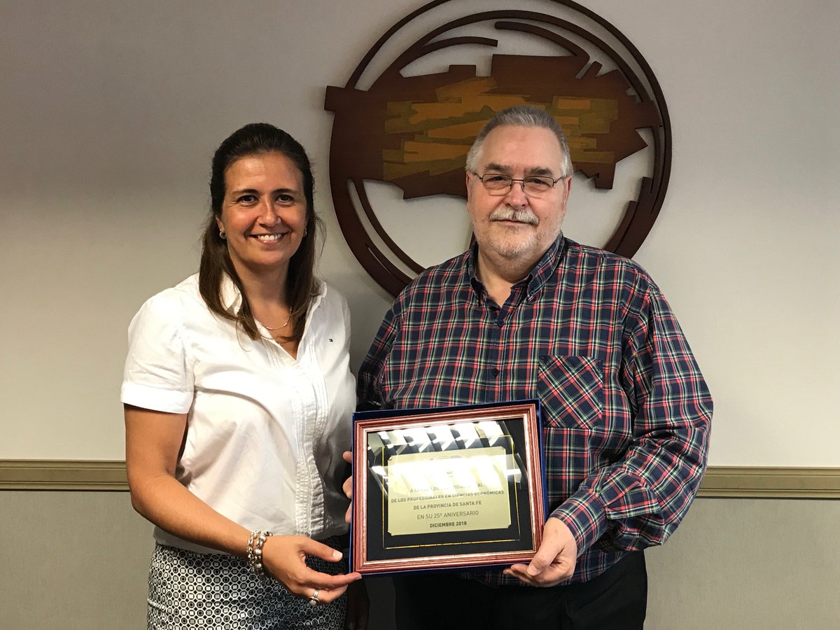 CGCE_SFE's tweet photo. Con motivo de cumplir la Caja de Seguridad Social, sus primeros 25 años de vida, nuestra institución hace entrega de una plaqueta de reconocimiento por su impecable trayectoria a su presidente Dr. CPN Raúl Alonso. 
Muchas Felicitaciones!! https://t.co/LJTGxISqmz