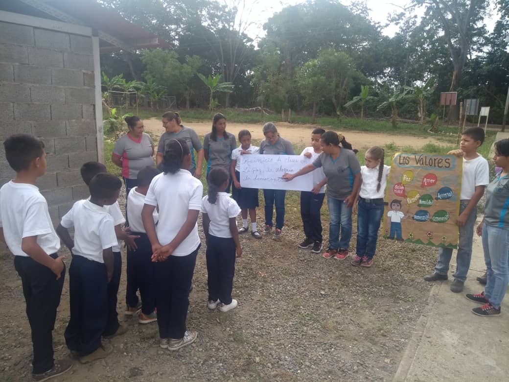 NotiEducate's tweet photo. #EnFotos | en nuestras escuelas rurales el #RegresoAClases es total, con actividades pedagogicas planificadas por los docentes en la #EBSanJoséDeLaPeña #NER030 #Circuito21 municipio #Guanare 🧡💙❤️ @NicolasMaduro @rafaelcalles @MPPEDUCACION @psuvaristobulo @RosangelaOrozco https://t.co/5ajHWskY0u