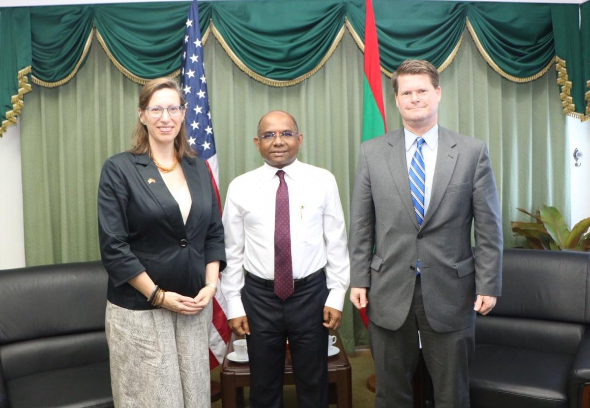 MoFAmv's tweet photo. Foreign Minister @abdulla_shahid meets with #US Ambassador Alaina Teplitz &amp; U.S. Assistant Secretary of Defence Randall Schriver. 
Discussions focused on renewing defense cooperation and future U.S. support for security cooperation activities in #Maldives https://t.co/xEg7WKYSzS