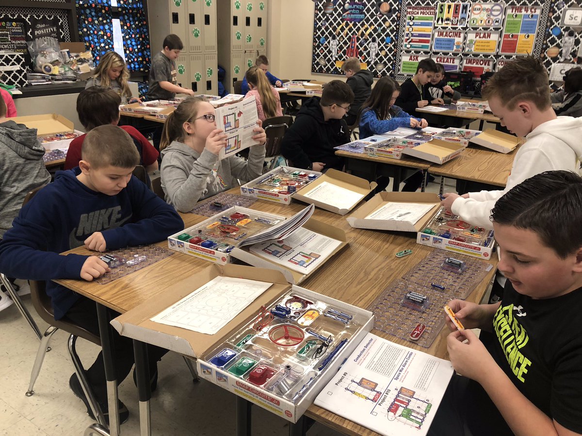 castle_wr's tweet image. WR Castle Students are getting back into the swing of things in #STEM class building Snap Circuits! Loving this engaging lesson in Mrs. Caudill’s #FourthGrade! #TomcatTradition #STEM #StudentEngagement #JCEaglePride @JC_Schools @KcSalyers @DrRobinH @ShaunaPatton100 @gmburchett