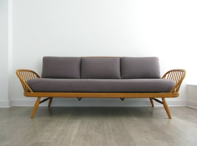 Funkyjunkyuk's tweet photo. A 1960s solid elm and beech daybed by Lucian Ercolani for @Ercol_Furniture #interiors #interiordesign #retro #midcentury #MidCenturyModern #1960s #vintage https://t.co/bOHoDopZ6r